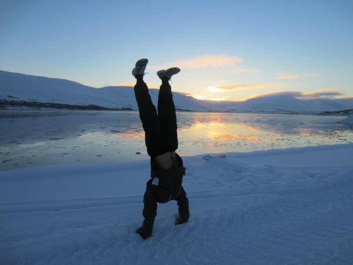 아이슬란드에서 물구나무 서기를 하며
