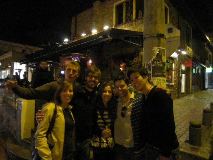 콜롬비아에서 미국친구들과 유치한 술게임을 마치고